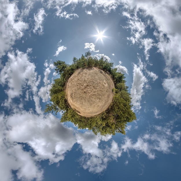 Pequeno planeta na floresta de pinheiros no céu azul com belas nuvens Transformação do panorama esférico 360 graus Vista aérea abstrata esférica Curvatura do espaço