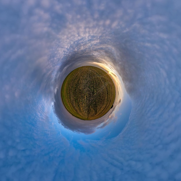 Pequeno planeta no céu azul com belas nuvens Transformação do panorama esférico 360 graus Vista aérea abstrata esférica Curvatura do espaço