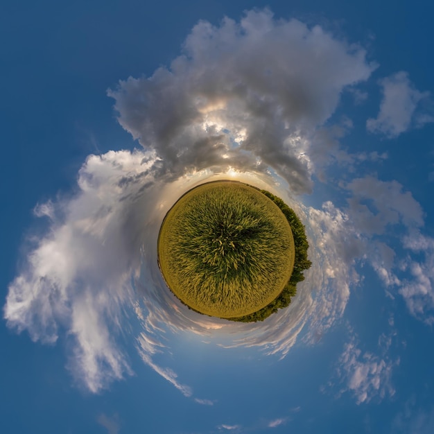 Pequeno planeta no céu azul com belas nuvens Transformação do panorama esférico 360 graus Vista aérea abstrata esférica Curvatura do espaço