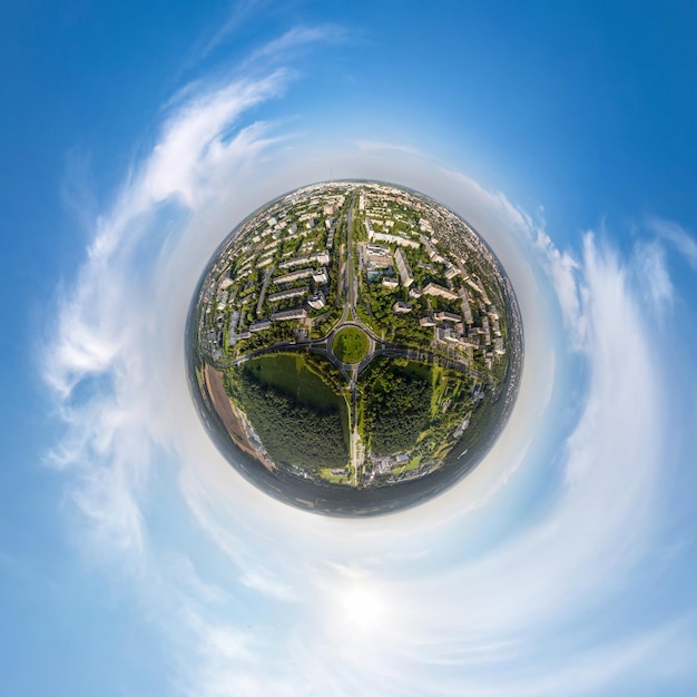 Pequeno planeta no céu com nuvens com vista para o desenvolvimento urbano da cidade velha, edifícios históricos e encruzilhadas Transformação do panorama esférico 360 em vista aérea abstrata