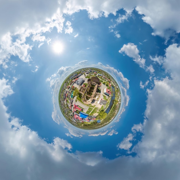 Pequeno planeta no céu com nuvens com vista para o desenvolvimento urbano da cidade velha, edifícios históricos e encruzilhadas Transformação do panorama esférico 360 em vista aérea abstrata