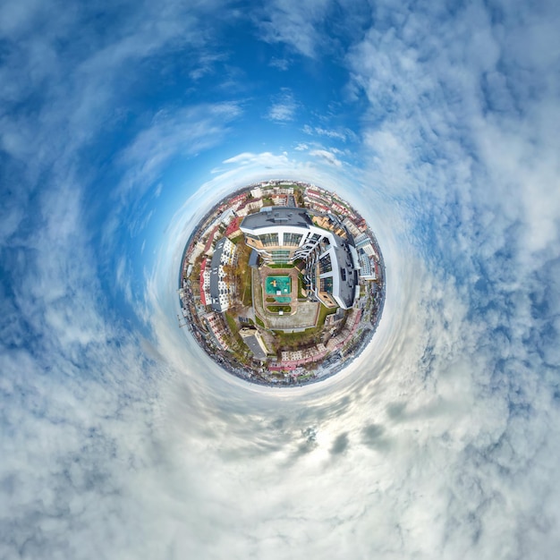 Foto pequeno planeta no céu com nuvens com vista para o desenvolvimento urbano da cidade velha, edifícios históricos e encruzilhadas transformação do panorama esférico 360 em vista aérea abstrata