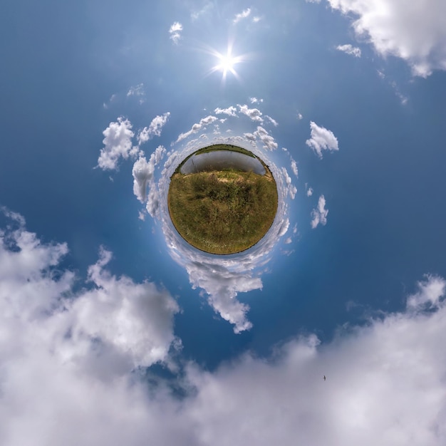 Pequeño planeta verde en el cielo azul con hermosas nubes Transformación del panorama esférico 360 grados Vista aérea abstracta esférica Curvatura del espacio