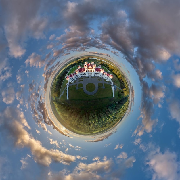 Foto pequeño planeta y vista panorámica aérea esférica 360 en la calle antiguo castillo medieval con iglesia y edificios históricos con columnas