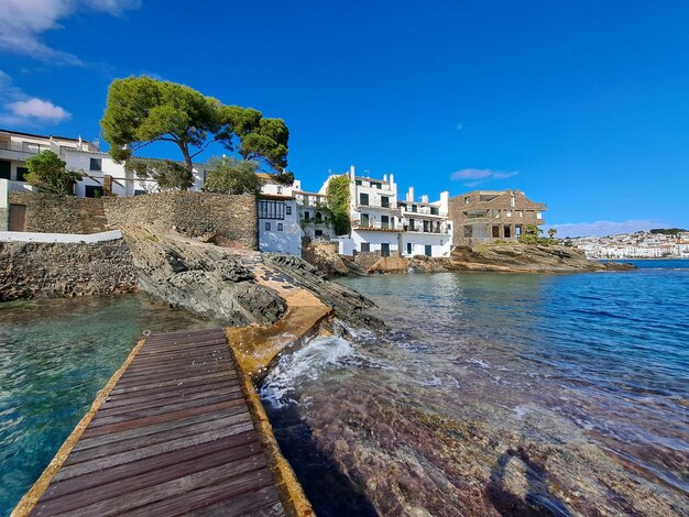 Pequeño pontón cerca de la casa del mar