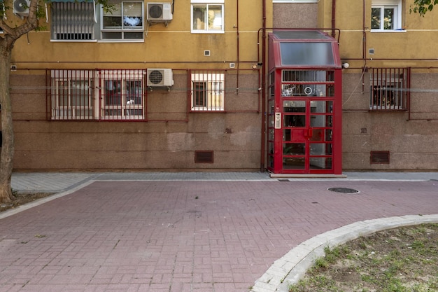 Pequeño portal de acceso a un edificio residencial