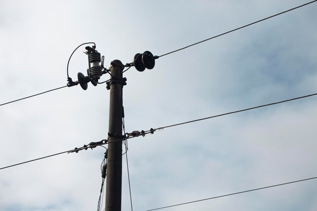 pequeño poste eléctrico contra el fondo del cielo azul