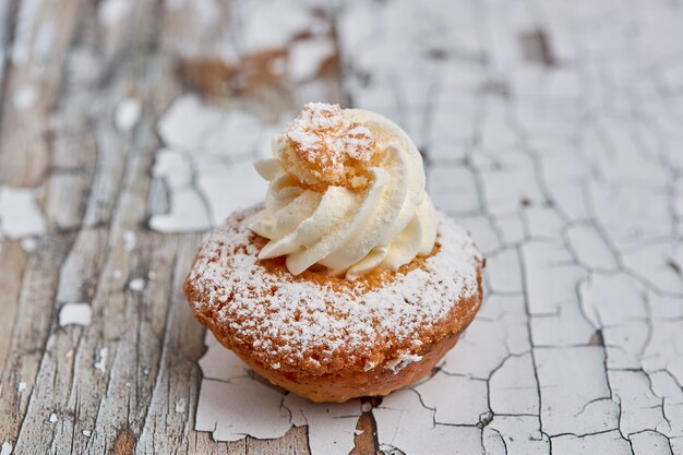 Pequeño postre de bizcocho y crema de coco.