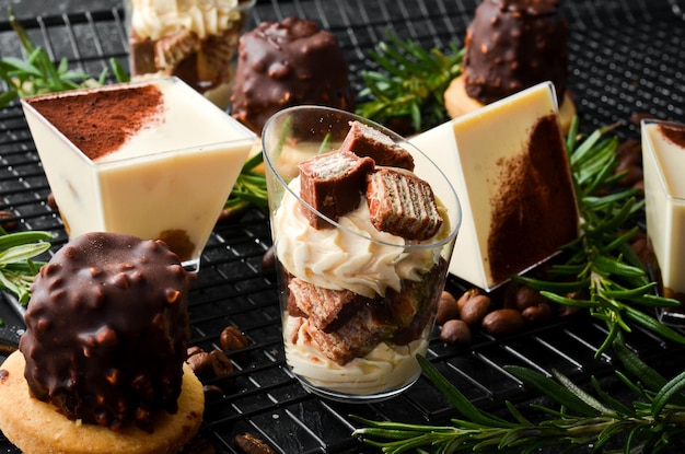 Pequeño postre de bollos de caramelo en tazas de plástico Vista superior Bar dulce