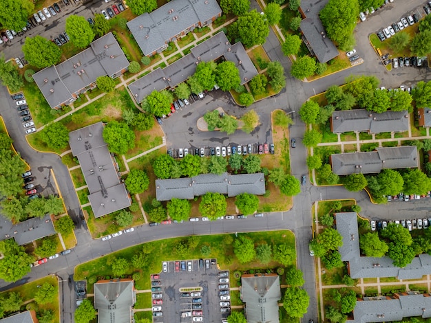 Un pequeño pueblo de un barrio suburbano de altura con casas