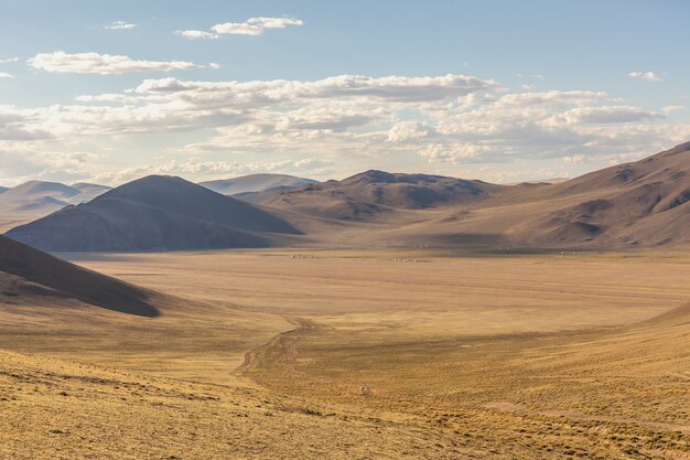 Pequeño pueblo del campamento nómada de yurtas en la estepa de Mongolia.