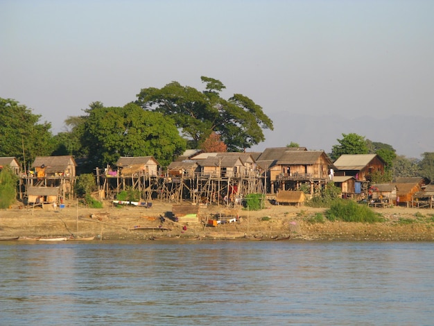 El pequeño pueblo en la costa del río Irrawaddy Myanmar
