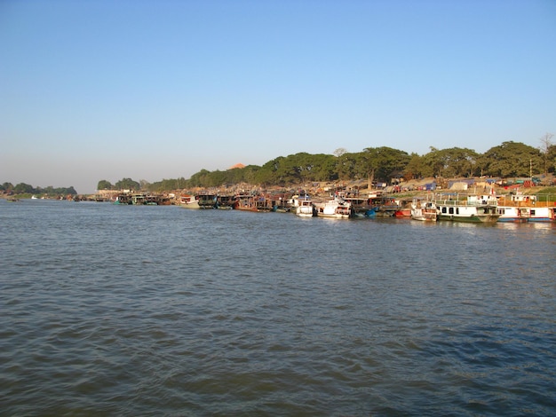 El pequeño pueblo en la costa del río Irrawaddy Myanmar