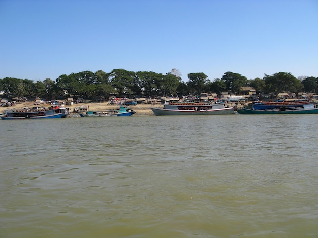 El pequeño pueblo en la costa del río Irrawaddy Myanmar