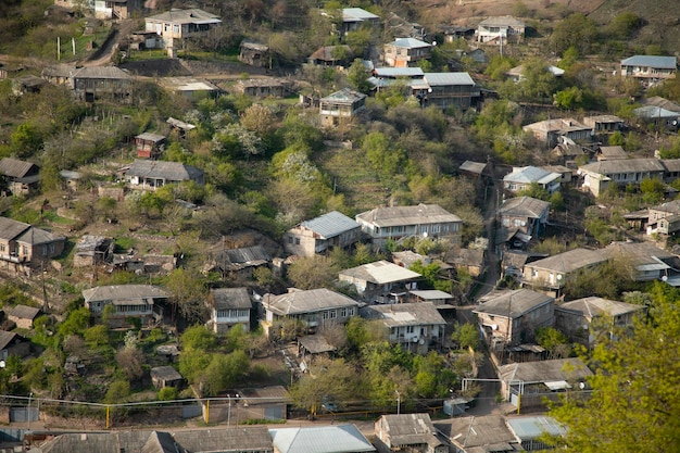 Foto pequeño pueblo con diferentes edificios.