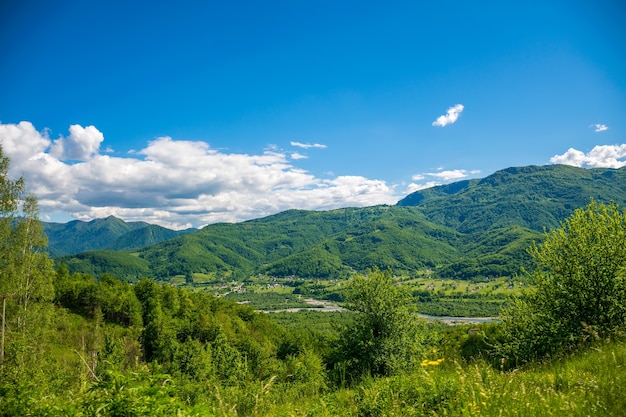 Un pequeño pueblo se encuentra en las montañas de Montenegro.