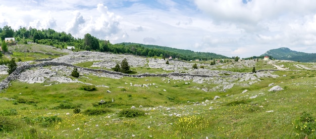 Un pequeño pueblo está situado entre muchas colinas y montañas.