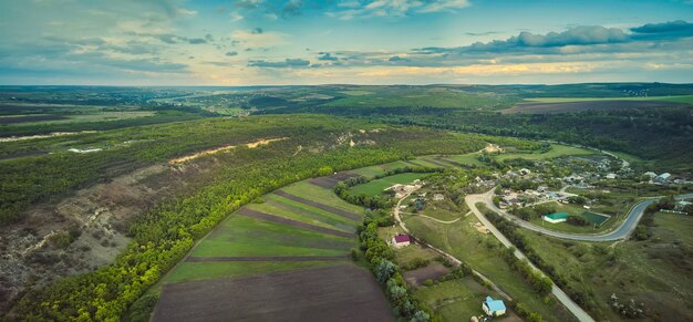 Pequeño pueblo moldavo Goeni en tierras verdes