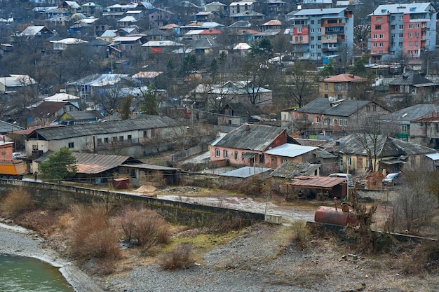 Pequeño pueblo en las montañas Asentamiento en un lugar ecológicamente limpio con aire limpio