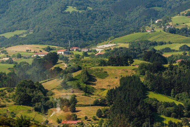 Foto un pequeño pueblo en las montañas de españa en el santander