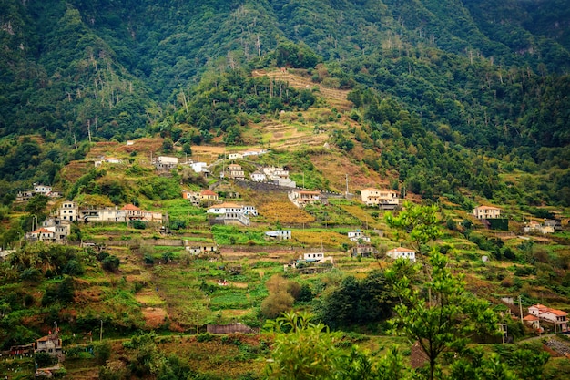 Pequeño pueblo en las montañas de Madeira