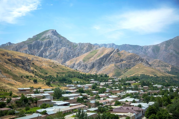 Pequeño pueblo en las montañas