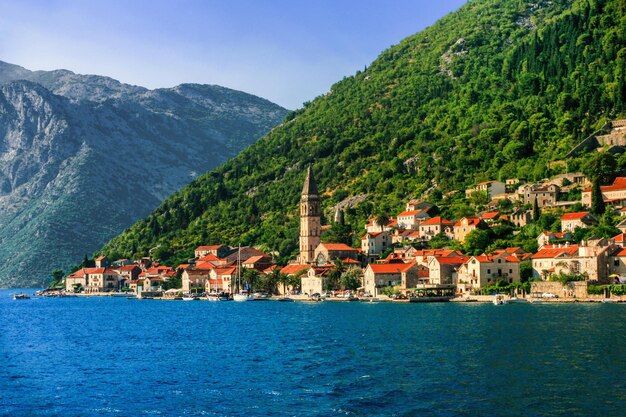 Pequeño pueblo Perast en la bahía de Kotor en Montenegro