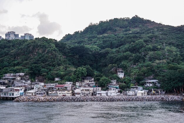 Pequeño pueblo de pescadores con montañas verdes