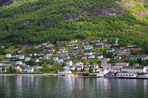 El pequeño pueblo de Sognefjord Noruega