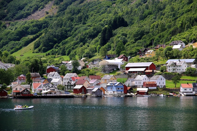 El pequeño pueblo de Sognefjord Noruega