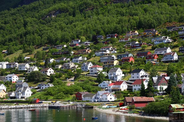 El pequeño pueblo en Sognefjord, Noruega