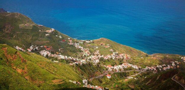 Pequeño pueblo de Taganana en las montañas de Anaga, cerca del océano, Tenerife, Islas Canarias, España