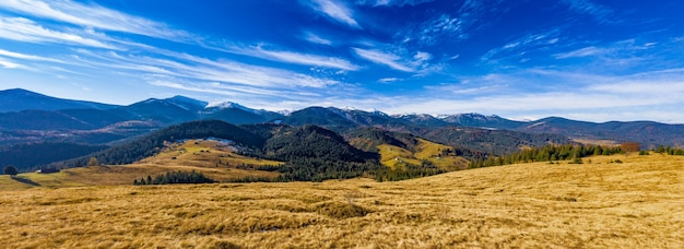 Pequeño pueblo en un valle de montaña de los Cárpatos en un día de otoño