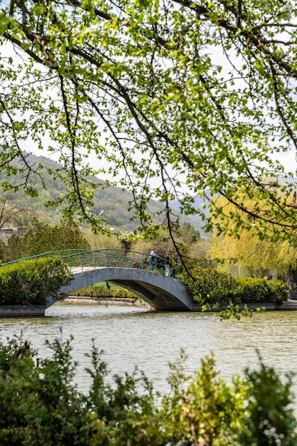 Pequeño puente cruza el pequeño lago en el parque de la ciudad de Dilijan