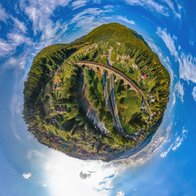 Pequeño puente ferroviario del planeta en las montañas