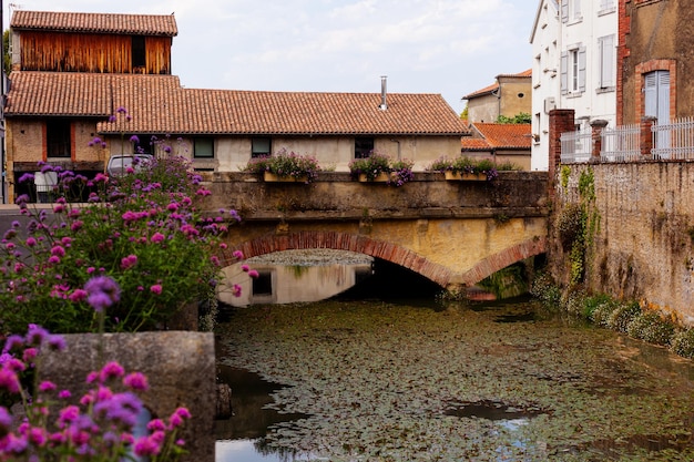 Pequeño puente en la localidad de Aire sur l'Adour Nueva Aquitania Francia