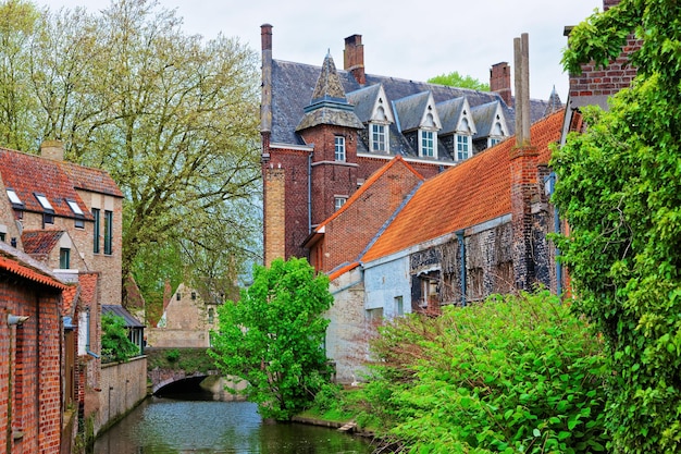 Pequeño puente sobre el canal en la ciudad vieja medieval de Brujas, Bélgica.