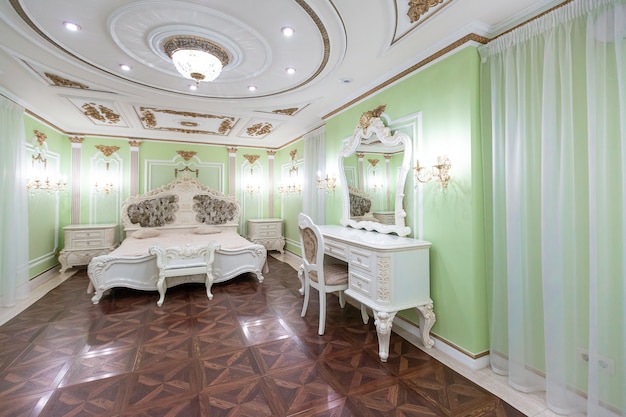 Pequeno quarto luxuoso com banheiro e móveis caros em um antigo estilo barroco chique.