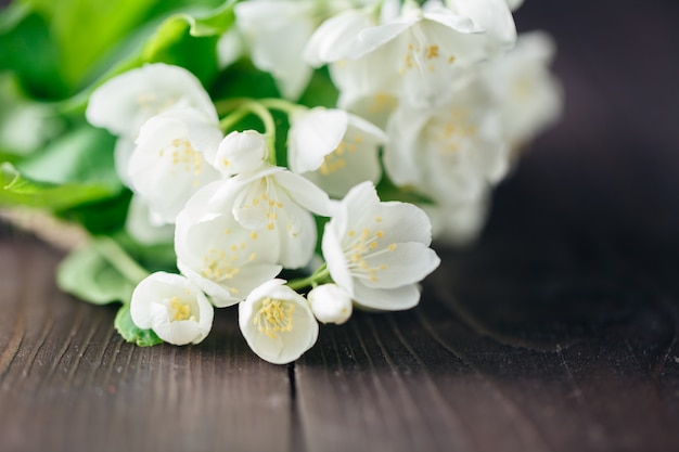 Pequeño ramo de flores blancas