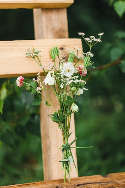 Un pequeño ramo de flores silvestres y de jardín, decoración del hogar, decoración de interiores, la belleza de la naturaleza, un ramo para mamá, hija, verano, floración, néctar, jardinería.