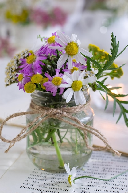 Pequeño ramo de flores con vela