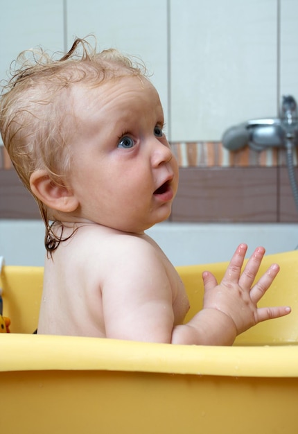 Pequeño retrato de bebé un baño
