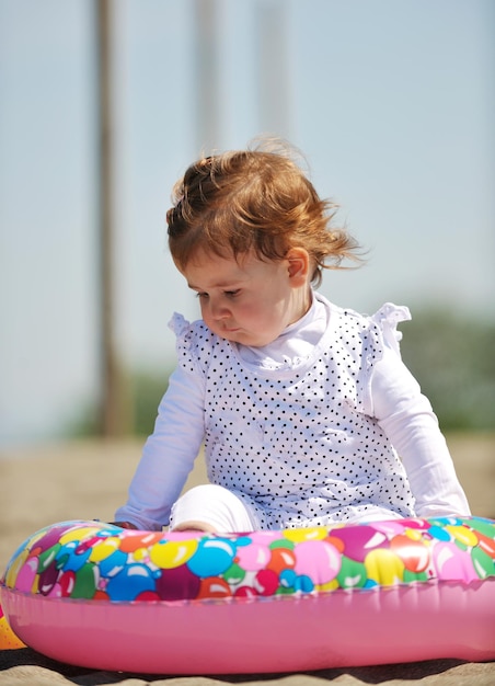 pequeño retrato de niña en una hermosa playa