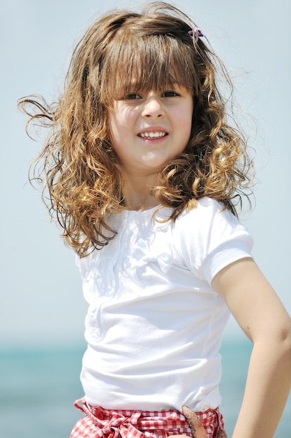 pequeño retrato de niña en una hermosa playa