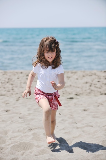 pequeño retrato de niña en una hermosa playa