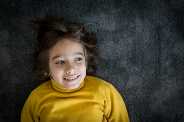 Pequeño retrato sonriente del niño lindo