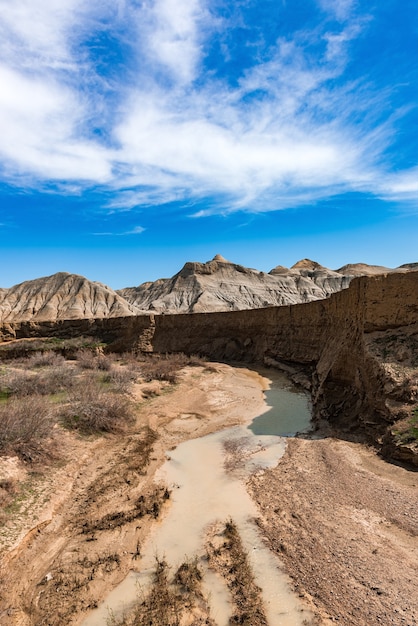 Pequeño río en el cañón entre montañas