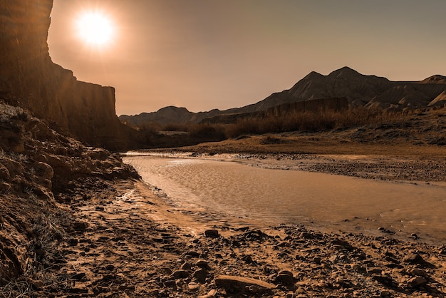 Pequeño río en el cañón entre montañas