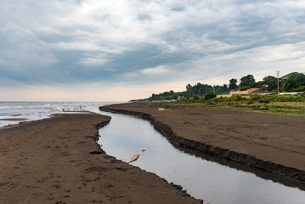 Un pequeño río desemboca en el mar.