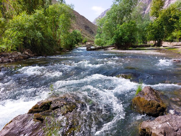 El pequeño río en Haftkul en Tayikistán es muy rápido